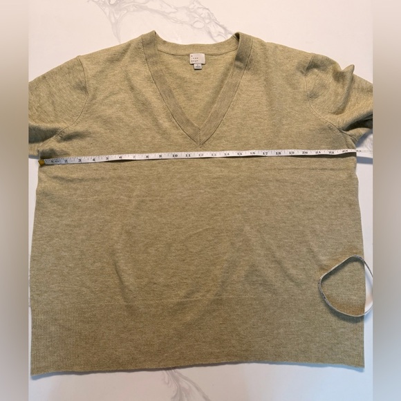 A New Day NWT Olive Green V-Neck Sweater Size Large - Picture 5 of 6